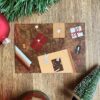 Kerstkaart met inpakpapier en cadeaus op tafel