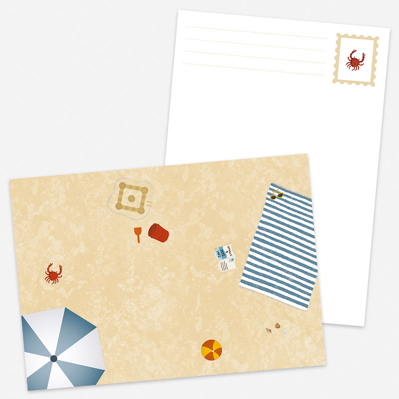 Postkaart strand met paracol, krab, zandkasteel, emmertje, schepje, tijdschrift, strandbal, handdoek, zonnebril en schelpen