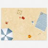 Postkaart strand met paracol, krab, zandkasteel, emmertje, schepje, tijdschrift, strandbal, handdoek, zonnebril en schelpen