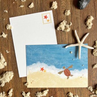 Postkaart zee met zeeschildpad, zeesterren en schelpen