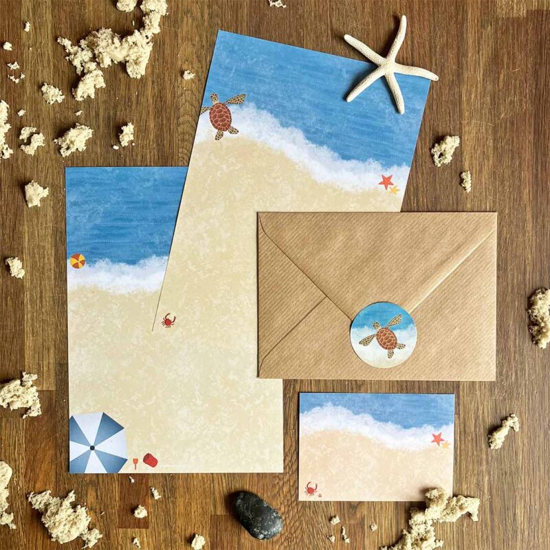 Set van briefpapier, enveloppen, etiketten en sluitzegels met strand ontwerp